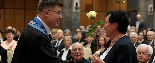 Gratulálunk Dr. Sík Erzsébetnek, a Radiológiai Osztály nyugalmazott osztályvezető főorvosának ARANYDIPLOMÁJA átvételéhez!