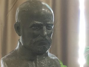Semmelweis Ignác bronz mellszobra a Balassa-kórház szülészeti osztályának aulájában. Rózsa Péter szobrász alkotása.