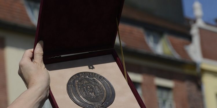 Megyenap: TOLNA MEGYÉÉRT DÍJAT kapott a Balassa-kórház!