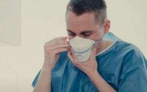 A videóban megtekinthető az FFP-maszk helyes használata. (A videó a képre kattintva indítható.)