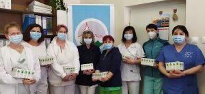 Akik a Béres Gyógyszergyár ajándékát munkatársaiknak továbbadják (balról jobbra): Nagy-Halmai Tímea vezető ápoló (Sebészeti osztály), Bártfai Szilvia vezető koordinátor (Fertőző osztály COVID-részleg), Brindza Józsefné vezető ápoló (Traumatológiai osztály), Dr. Győriné Dávid Stefánia vezető ápoló (Fertőző osztály), Nagy Éva vezető ápoló (Intenzív terápiás osztály) Kömüves Erzsébet vezető ápoló (Szülészeti oztály), Kasza Ágnes koordinátorhelyettes (Beléptető csoport), Szalai Gáborné vezetőápoló-helyettes (Sürgősségi betegellátó osztály)