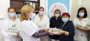 Dr. Hatházi Andrea főgyógyszerész átadja a Béres Csepp készítményt Nagy Évának, az intenzív osztály vezető ápolójának.