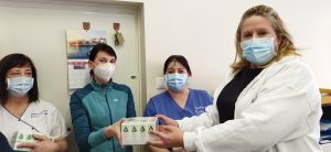 Pappné Kozma Krisztina ápolási igazgató átadja a Béres Csepp készítményt Kasza Ágnesnek, a beléptető csoport koordinátorhelyettesének.