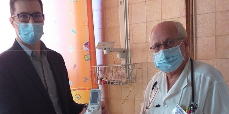 Alapítványi támogatásból új orvosi eszköz, bilirubinométer segíti a szekszárdi kórház gyermekosztályán a koraszülöttek ellátását