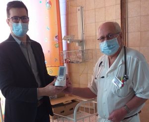 Bilirubinométer átadása a szekszárdi kórház koraszülött részlegének