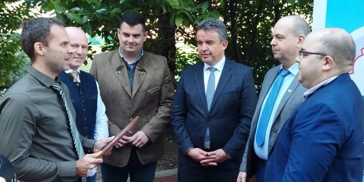 Jó ügy mellé álltak a vadászok: az Országos Jótékonysági Vadászat ismét orvosi eszközökkel támogatta a szekszárdi kórház gyermekosztályát
