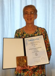 Dr. Cseh Judit főorvosasszony, a Kamarai Emlékérem kitüntetés oklevelével és plakettjévelmlékérem