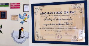 Az adományozó okirat a „támogatók falán”, a gyermekosztály aulájában