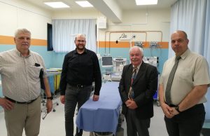 A skill-labor műtőjében balról jobbra: Dr. Barcza Zsolt főigazgató (bonyhádi kórház), Dr. Horváth Attila skill-labor-felelős, Dr. Kerekes László főigazgató (dombóvári kórház), Dr. Németh Csaba főigazgató (szekszárdi kórház)