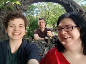 Az Autifi csoport néhány tagja, Maronics Lilla (b.), Tar Lilla (j.) és Egle Botond (h.), a projektkezdő workshop után, Szekszárdon, a régi Vármegyeháza kertjében
