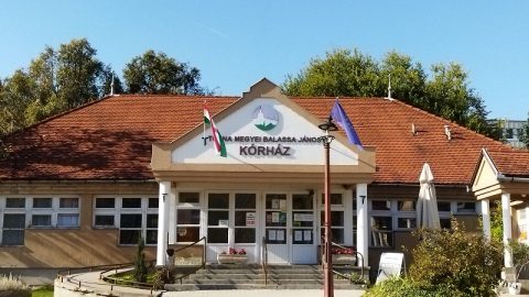 fobejarat 800 tmkorhaz ezs 2021 A szekszárdi kórház főbejárati épülete, a Béri Balogh Ádám utcában.