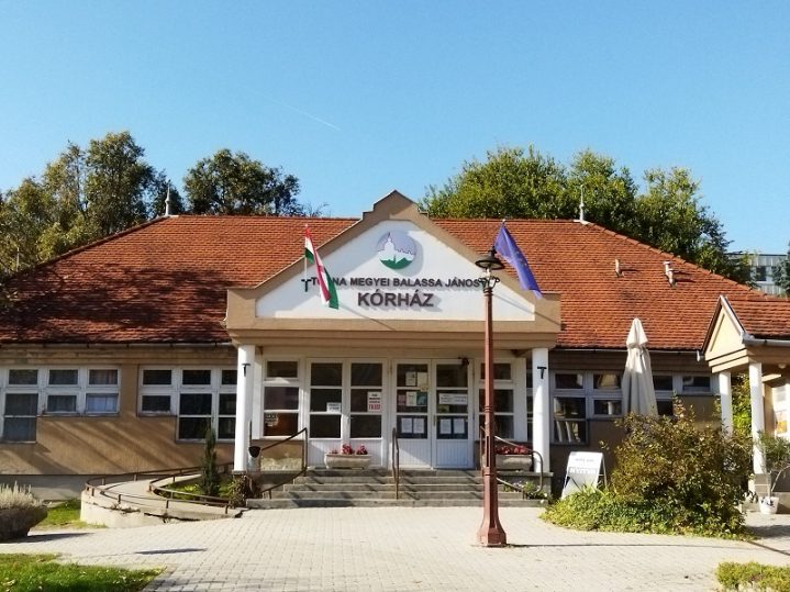 fobejarat 800 tmkorhaz ezs 2021 A szekszárdi kórház főbejárati épülete, a Béri Balogh Ádám utcában.