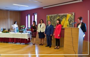 Pék Györgyi átveszi a miniszteri dicsérő oklevelet a MÁE visegrádi rendezvényén, 2022. október 4-én