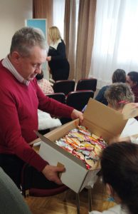 A főnővérek és kórházi vezetők átveszik a lélekemelő szívecskét Tóth István lelkész úrtól. Fotó: tmkorhaz