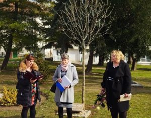 Kárpáti veronika, Schneidler Mónika és Pappné Kozma Krisztina (b-j) a szakdolgozókat köszöntik Fotó: tmkorhaz
