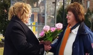 Pappné Kozma Krisztina ápolási igazgató a kollektíva nevében gratulál Balla Ágnesnek. Fotó: tmkorhaz