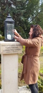 Kósáné László Anikó lángot gyújt az ápolók lámpásában. Fotó: tmkorhaz