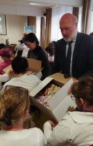 A főnővérek kiválasztják saját szívecskéiket. Tóth Viktória tiszteletes asszony tanácsa: "Ne azt nézzék, mi van ráírva, szín szerint válasszanak!" Fotó: tmkorhaz