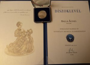 A MÁE díszoklevele és Kossuth Zsuzsanna-emlékérme, Balla Ágnes számára. Fotó: tmkorhaz