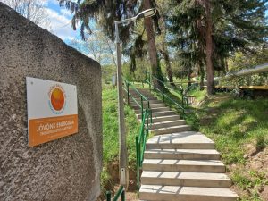 Az új lépcső és járda a Jövőnk energiája térségfejlesztési alapítvány támogatásával készült el.