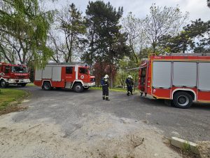 Megérkeztek a tűzoltók az F épülethez