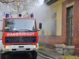 Hírkép-Dől a műfüst az ablakból