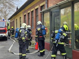 A tűzoltók behatolnak az épületbe