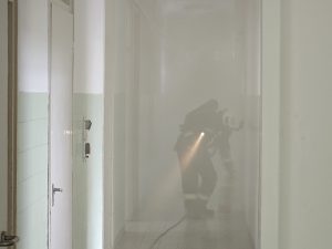 A szűk folyosók és a rossz látási viszonyok nem könnyítették meg a gyakorlaton részt vevő tűzoltók dolgát