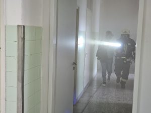 A sűrű "füstben" szükség volt az erős fényű lámpára is