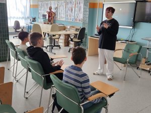 A kiscsoportos oktatás a helyes kézmosás esetében is az elméleti alapok megismerésével kezdődött. Fotó tmkorhaz