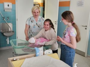 A gyerekek az újszülöttek gondozását élethű szimulációs bábukon próbálhatták ki. Fotó: tmkorhaz