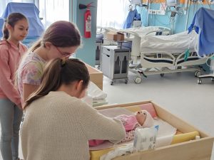A lányok nagyon élvezték a "babázást". Fotó: tmkorhaz