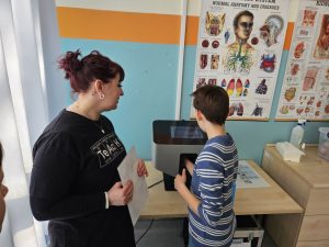 "Vajon jól csináltam?" A kézszkenner megmutatja, elég alaposan meg tudjuk-e mosni a kezünket. fotó: tmkorhaz