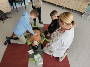 A skill-labor eszközeinek segítségével váratlan élethelyzetekre is fel lehet készülni. A gyerekek egy csoportja éppen az újraélesztés fogásaival ismerkedik. Fotó: tmkorhaz