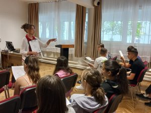 Bara-Kádár Katalin, az EFI pszichológusa önismereti foglalkozást tart a diákoknak.