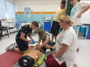Az újraélesztést szinte minden diák szívesen kipróbálta, Kovács Orsolya, kórház oktatási csoportjának egészségügyi tereptanára segítségével