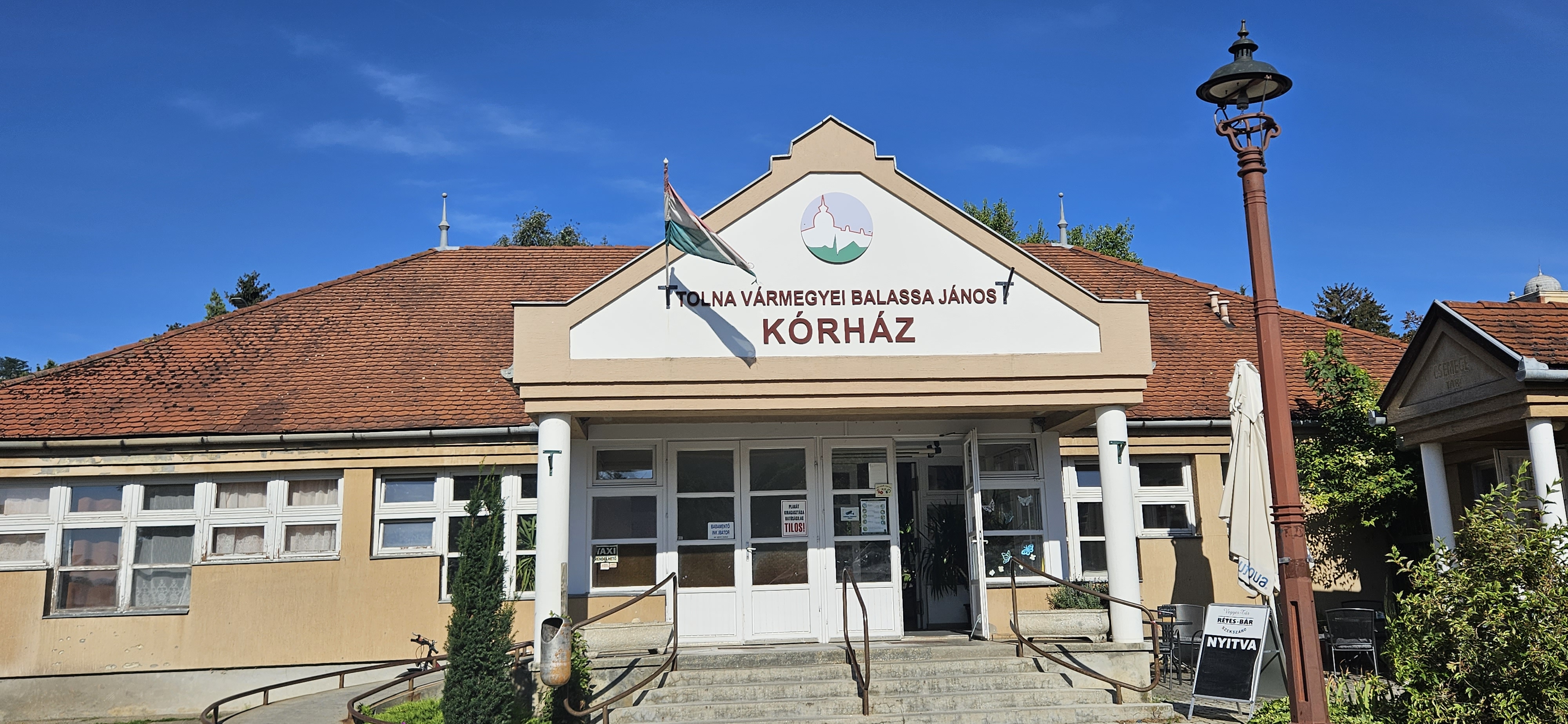 fobejarat 800 tmkorhaz ezs 2021 A képen a Tolna Vármegyei Balassa János Kórház főbejárati épülete látható.