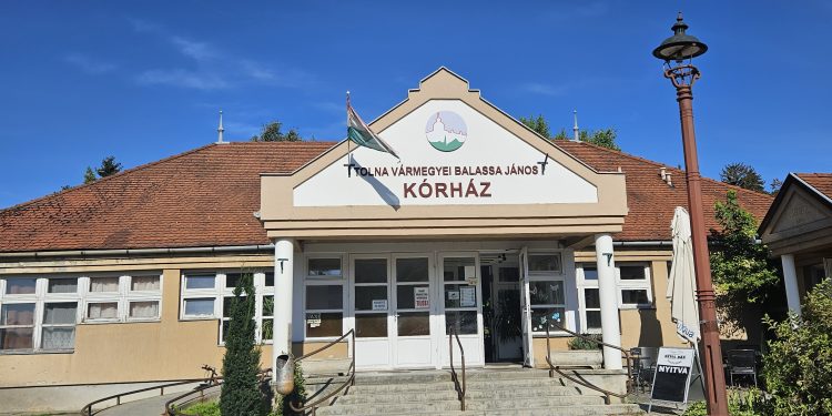 Március 28-tól megszűnt a látogatási tilalom, valamint a maszkviselési kötelezettség a Tolna Vármegyei Balassa János Kórházban